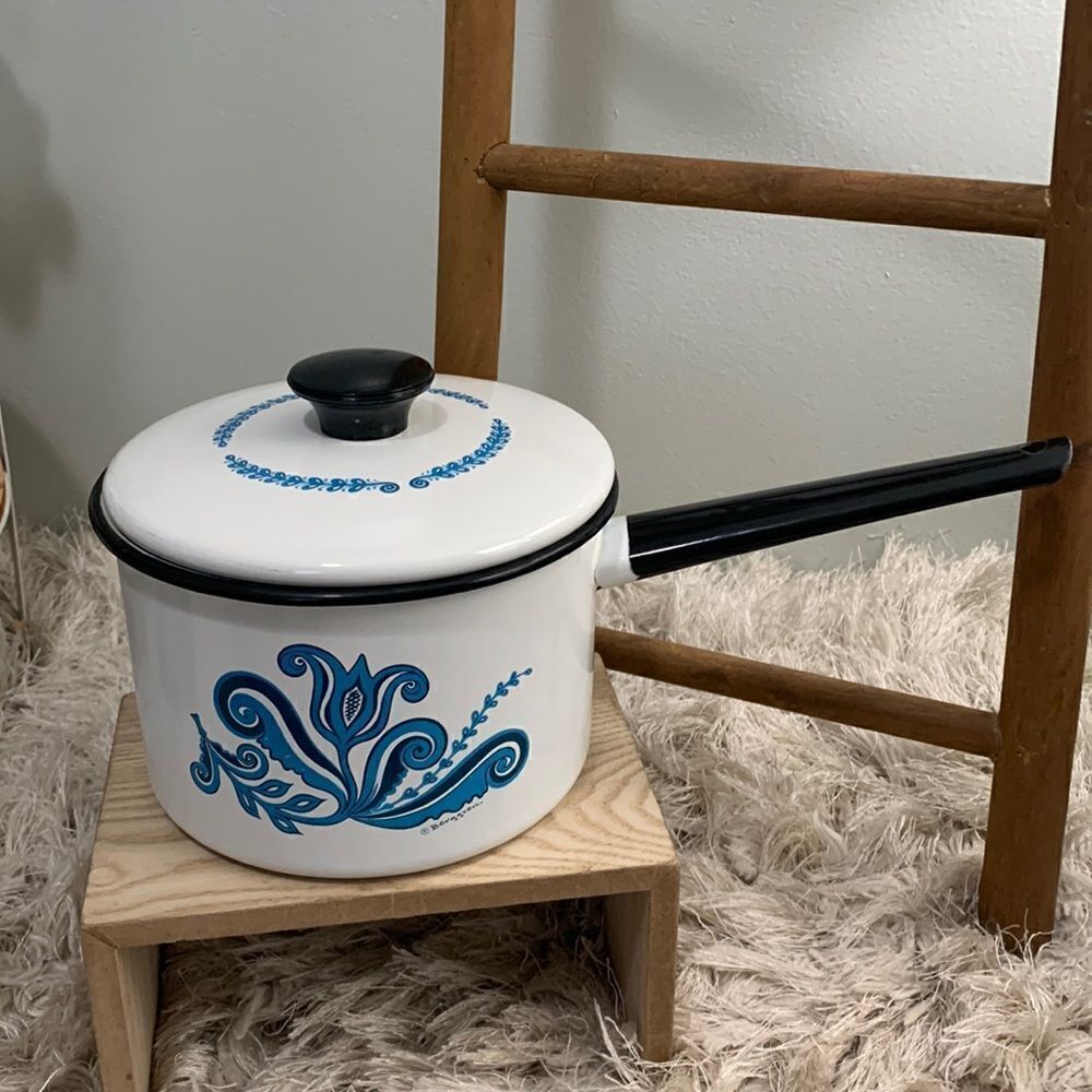 Berggren Blue Tulip Design
Scandinavian Folk Art Enamelware Lidded Sauce Pot Vtg
